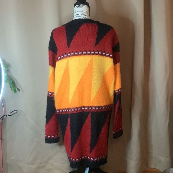 Pit to pit is 24 1/2 best that can be measured. length is 35.  9-1 - Picture 4 of 7